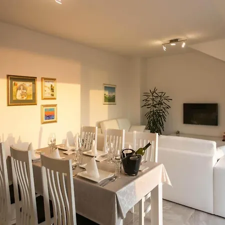 Dubrovnik - Three Bedroom - Penthouse With Hot Tub 아파트 *